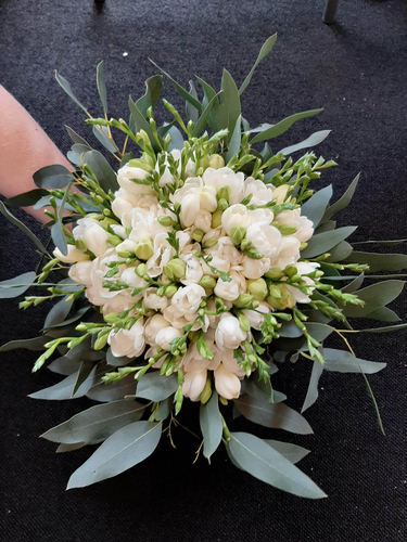 Brudebuket med hvide fresia og eucalyptus